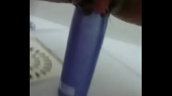 Hotte Stuffing the shampoo into the pussy and the growing clitoris fine klip