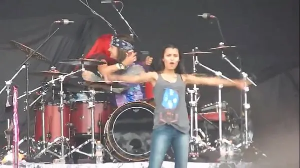Žhavé Girl mostrando peitões no Monster of Rock 2015 jemné klipy
