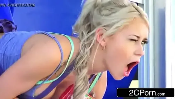 hot blonde babe serving hot dogs and fucked same time Klip halus panas