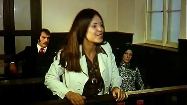Vroči Orgy - Judge investigates facts of the case in the courtroom fini posnetki