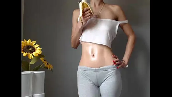 Fitness girl shows her perfect body مقاطع رائعة