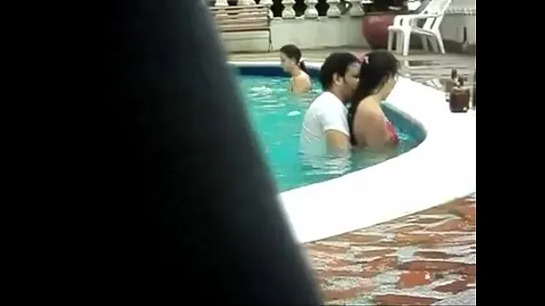 Hotte Young naughty little bitch wife fucking in the pool fine klip