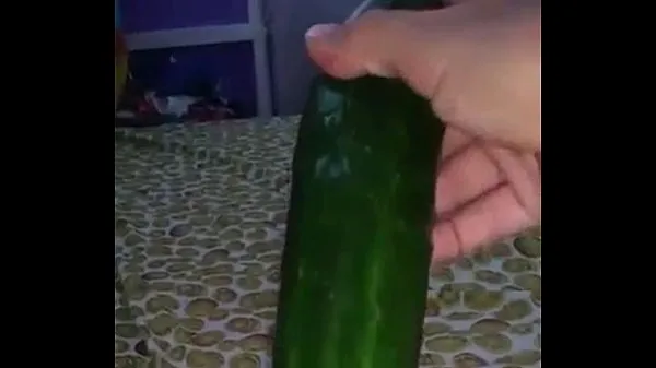 Hotte masturbating with cucumber fine klip