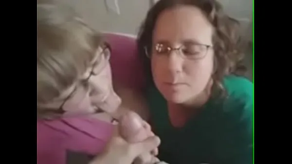 Vroči Two amateur blowjob chicks receive cum on their face and glasses fini posnetki
