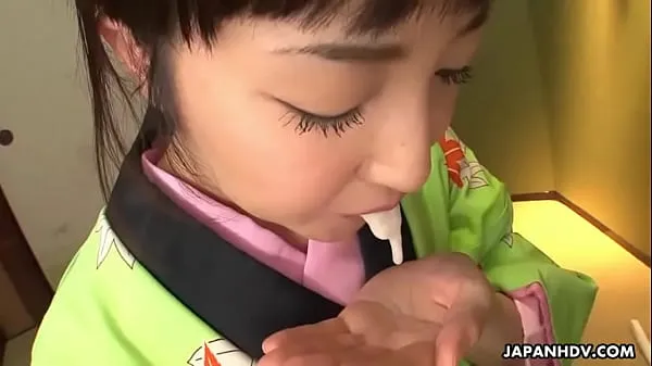 Hete Asian bitch in a kimono sucking on his erect prick fijne clips