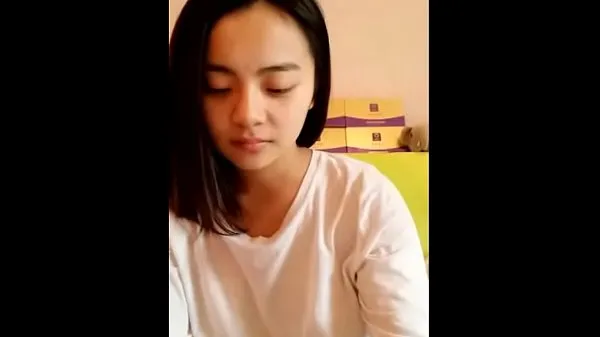 Gorące Young Asian teen showing her smooth body świetne klipy