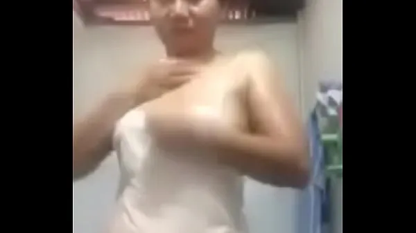 Gorące MILF showing small part of her tits świetne klipy