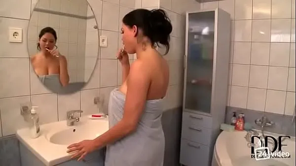 Une fille aux gros seins naturels se fait baiser sous la douche bons clips chauds