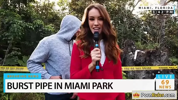 Hot Hot news reporter sucks bystanders dick fine klipp