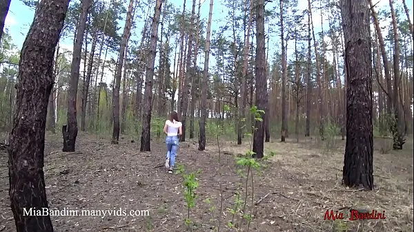 Hete Public outdoor fuck for fit Mia in the forest. Mia Bandini fijne clips
