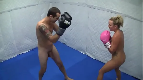 Vroči Dre Hazel defeats guy in competitive nude boxing match fini posnetki