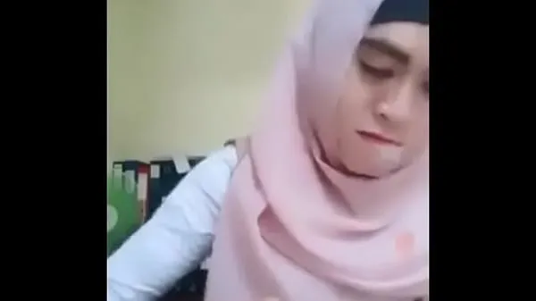 Gorące Indonesian girl with hood showing tits świetne klipy