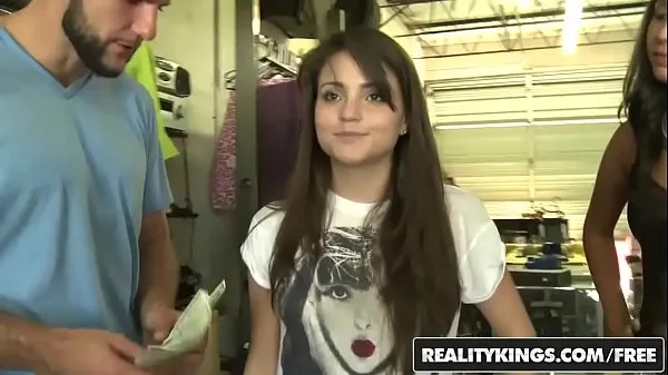 Vroči Cute teen (Cara Swank) and her friend share a dick for a lil cash - Reality Kings fini posnetki