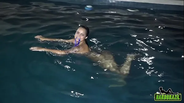 Kuumia Ninfeta Jennifer Matrix swimming as she came to the world in the pool with the little tits outside hienoja leikkeitä