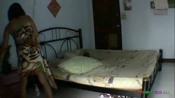 Vroči Thai girl cheats on husband gets fucked in her small room fini posnetki