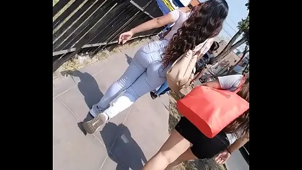 热Rich ass of a college girl from Los Olivos in tight jean细夹