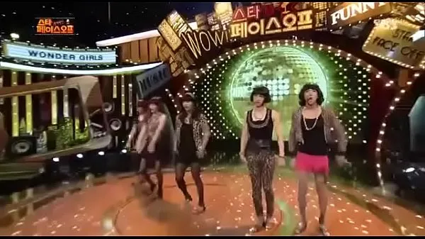 Heta Koreans dancing in very hot clothes at Korean comedy show. You can enjoy laughing so much by: D fina klipp