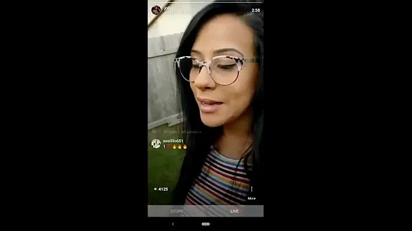 Hete Husband surpirses IG influencer wife while she's live. Cums on her face fijne clips