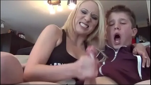 Lucky being jacked off by hot blondes مقاطع رائعة