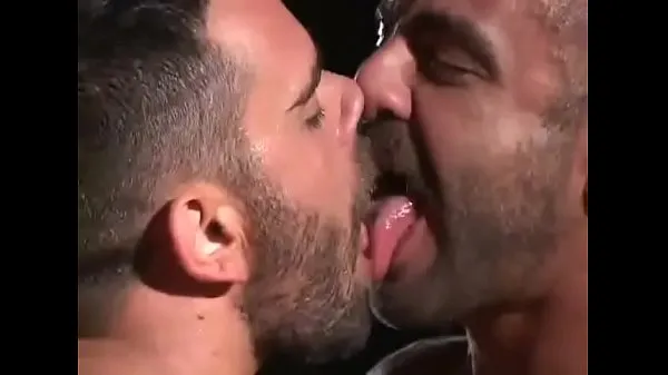Gorące The hottest fucking slurrpy spit kissing ever seen - EduBoxer & ManuMaltes świetne klipy