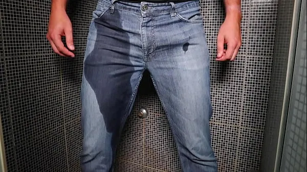 Heta Guy pee inside his jeans and cumshot on end fina klipp