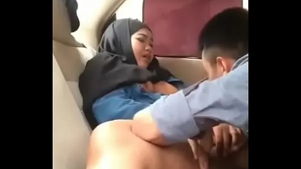 Kuumia Hijab girl in car with boyfriend hienoja leikkeitä