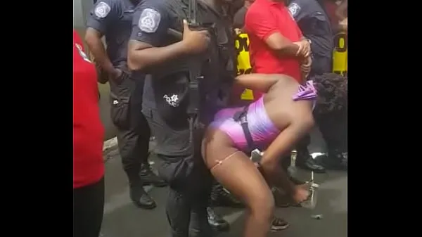 گرم Popozuda Negra Sarrando at Police in Street Event عمدہ کلپس