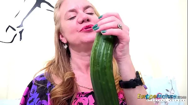 Horúce EuropeMaturE One Mature Her Cucumber and Her Toy jemné klipy