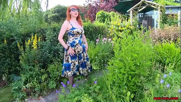 हॉट Mature redhead lifts up her dress and fingers herself outdoors बढ़िया क्लिप्स