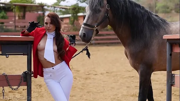 Vroči Watch the Incredibly Sexy Aidra Fox Showcase her Beautiful Pussy and Tits fini posnetki