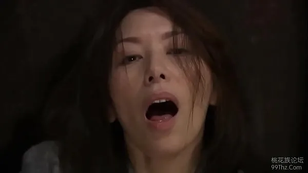 Japanese wife masturbating when catching two strangers Klip halus panas