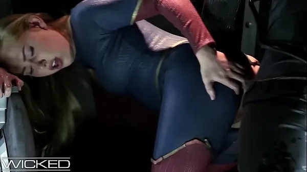 Kuumia WickedParodies - Supergirl Seduces Braniac Into Anal Sex hienoja leikkeitä