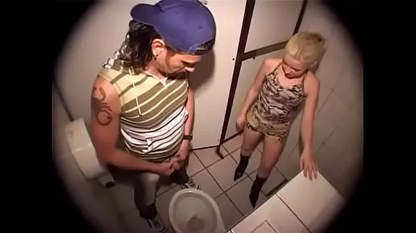 Vroči Pervertium - Young Piss Slut Loves Her Favorite Toilet fini posnetki