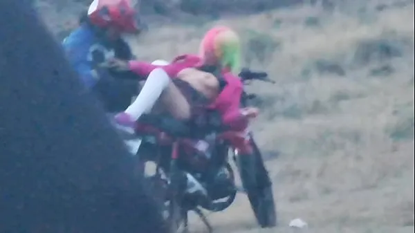 Heta Catching on top of a motorcycle fina klipp