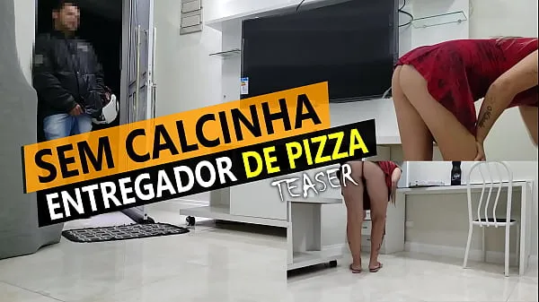 Vroči Cristina Almeida receiving pizza delivery in mini skirt and without panties in quarantine fini posnetki