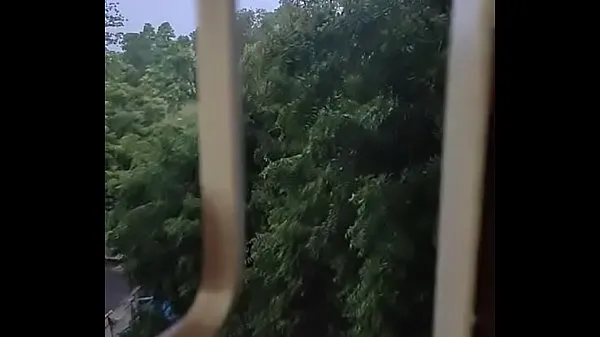 Hete Husband fucking wife in doggy style by enjoying the rain from window fijne clips