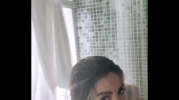 Menő Anitta leaks breasts while taking a shower finom klipek