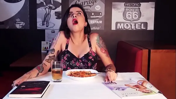 Sıcak Girl is Sexually Stimulated While Eating At Restaurant güzel Klipler