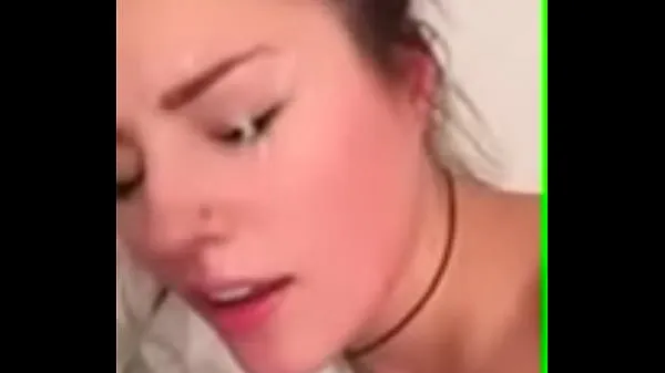 Vroči UK Teen Takes A Load On Her Face fini posnetki
