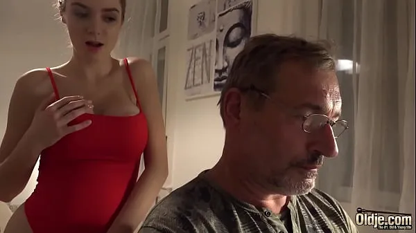 Hete Bald old man puts his cock inside teen pussy and fucks her fijne clips