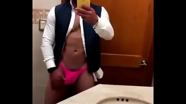 Vroči Delicious man in pink bikini fini posnetki