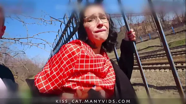 Caminemos en la naturaleza - Agente público recoge a estudiante ruso para follar al aire libre real / besar gato 4k clips excelentes