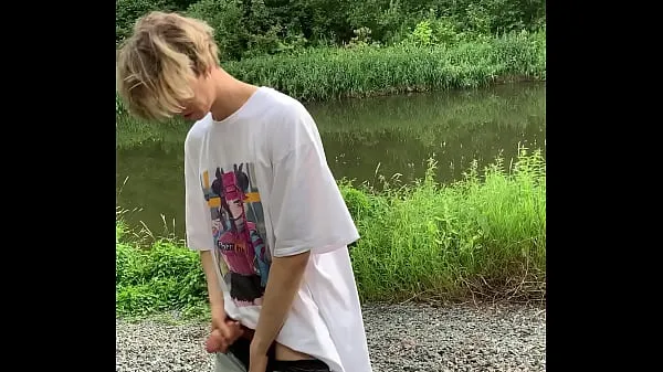 Hotte cute boy jerking off in the forest by the lake fine klip