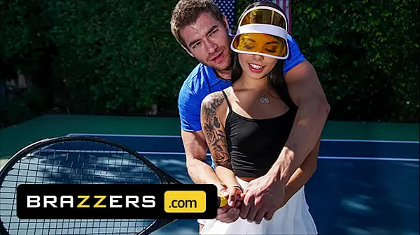 Xander Corvus) Massages (Gina Valentinas) Foot To Ease Her Pain They End Up Fucking - Brazzers clips excelentes