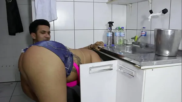 Hot The cocky plumber stuck the pipe in the ass of the naughty rabetão. Victoria Dias and Mr Rola fine Clips