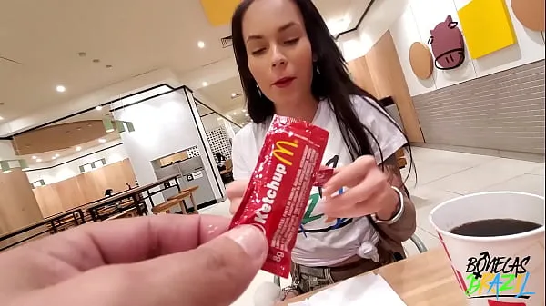 Hete Aleshka Markov gets ready inside McDonalds while eating her lunch and letting Neca out fijne clips