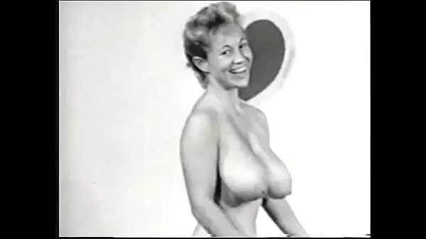 Hot Nude model with a gorgeous figure takes part in a porn photo shoot of the 50s fine klipp
