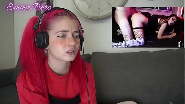 Hotte Petite teen reacting to Amateur Porn - Emma Fiore fine klip