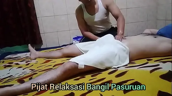 Heta Straight man gets hard during Thai massage fina klipp