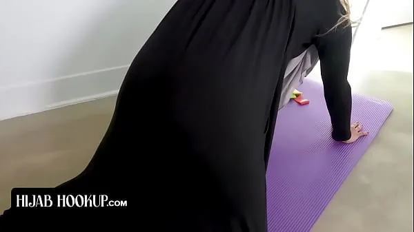 인기 Hijab Hookup - Slender Muslim Girl In Hijab Surprises Instructor As She Strips Of Her Clothes 좋은 클립
